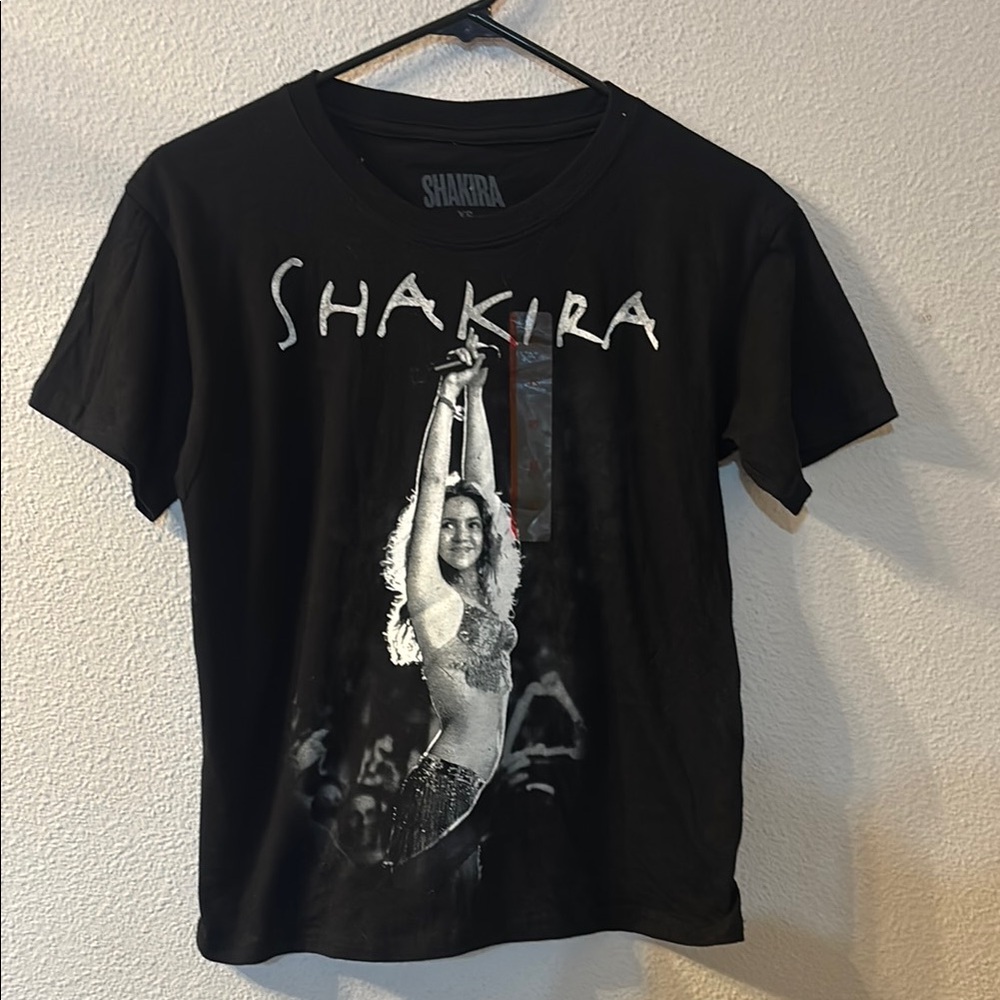NWOT Shakira Black Graphic T-Shirt size XS